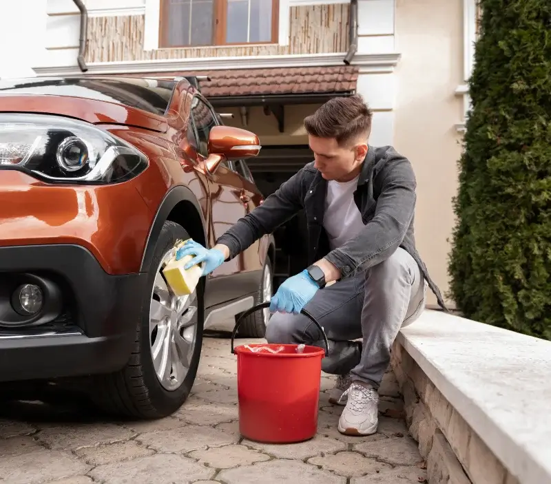 Lavage auto à domicile Château-sur-Epte : professionnel intervenant sur un véhicule